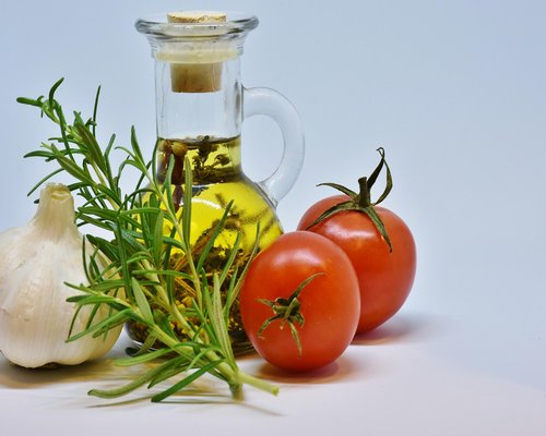 A colorful Mediterranean salad with olive oil